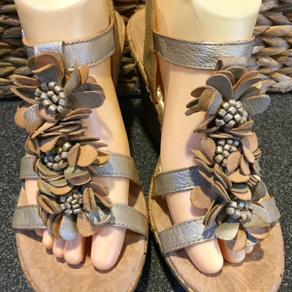 B.O.C. Cork Wedges w/ Floral Detail - Picture 11 of 14